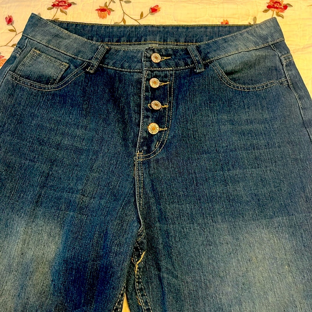 Wide legs, button up jeans. Never worn !